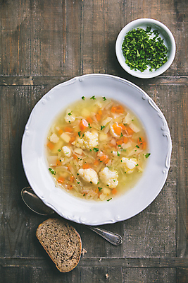 포토 JPG 해외이미지 접시 실내 파슬리 사람없음 하이앵글 숟가락 수프 바게트 나무바닥 야채수프 해외202004 해외포토 식기 빵 뷰포인트 채소 바닥 수저 내부 파일형식