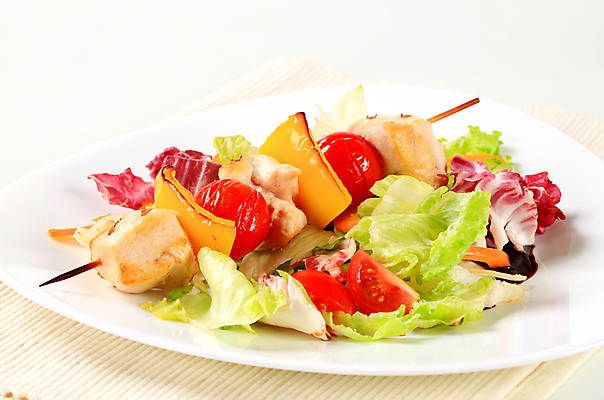 포토 JPG 해외이미지 스튜디오촬영 접시 음식 토마토 채소 파프리카 건강 육류 요리 사람없음 노란색 치킨 샐러드 흰색 꼬치 그릴 상추 바비큐 점심식사 입가심 저지방 해외202004 해외202105 해외포토 식기 컬러 식재료 주방용품 실내 식사 기름 닭고기요리 파일형식 생활용품 내부 오브젝트