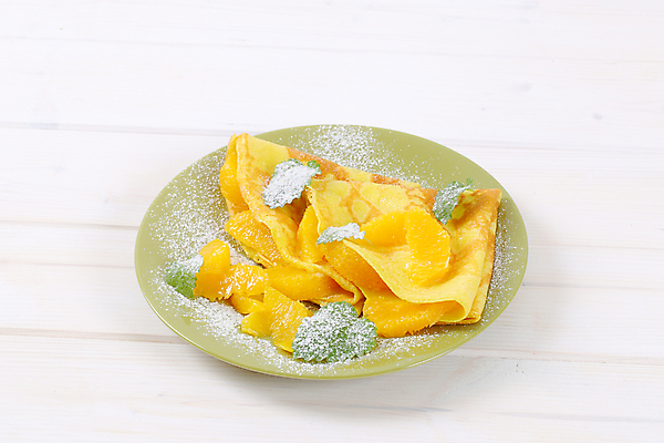 포토 JPG 해외이미지 접시 오렌지 실내 사람없음 장식 달콤 민트 흰배경 슈가파우더 크레이프 해외202004 해외202105 해외포토 식기 백그라운드 과일 디저트 내부 흰색 맛 허브 파일형식