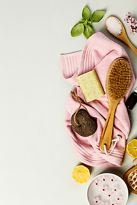 포토 JPG 해외이미지 그릇 단면 실내 사람없음 하이앵글 수건 벚꽃 머리빗 레몬 흰배경 스파용품 비누 아로마테라피 바질 스톤 카피스페이스 아로마오일 해외202004 해외포토 식기 꽃 뷰포인트 백그라운드 과일 내부 위생용품 스파 공백 흰색 미용용품 오일_화장품 오브젝트 테라피 파일형식