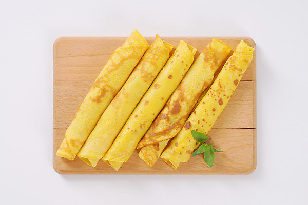 포토 JPG 해외이미지 실내 사람없음 하이앵글 달콤 흰배경 나무도마 말이 크레이프 해외202004 해외202105 해외포토 뷰포인트 백그라운드 디저트 도마 내부 목재 흰색 맛 파일형식