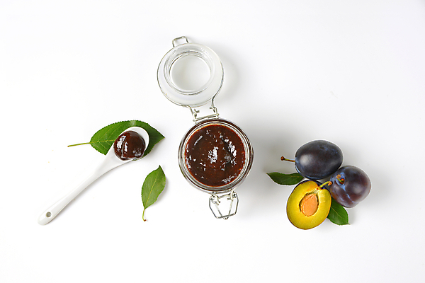 포토 JPG 해외이미지 스튜디오촬영 잎 단면 유리병 실내 사람없음 하이앵글 숟가락 흰배경 과일잼 서양자두 해외202004 해외202105 해외포토 식물 뷰포인트 백그라운드 병_용기 수저 내부 흰색 잼 파일형식