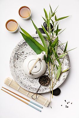 포토 JPG 해외이미지 쟁반 실내 사람없음 하이앵글 도자기 차 찻잔 찻주전자 흰배경 찻잎 나무젓가락 나무발 대나무잎 플랫레이 해외202004 차거름망 해외포토 음료 뷰포인트 백그라운드 잎 젓가락 주전자 잔 내부 차_음료 흰색 플랫 파일형식