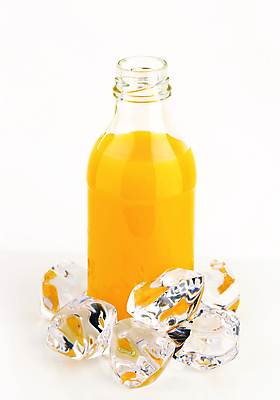 포토 JPG 해외이미지 스튜디오촬영 유리병 실내 사람없음 얼음 오렌지주스 흰배경 해외202004 해외202105 해외포토 자연요소 백그라운드 병_용기 내부 흰색 과일주스 파일형식