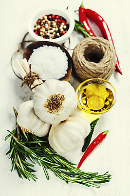 포토 JPG 해외이미지 실내 사람없음 올리브오일 허브 흰배경 홍고추 소금 유리그릇 노끈 로즈메리 나무그릇 통마늘 통후추 해외202004 해외포토 식물 그릇 줄 백그라운드 유리 고추 마늘 내부 목재 흰색 기름_음식 후추 파일형식