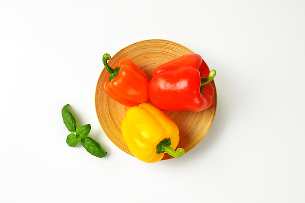 포토 JPG 해외이미지 파프리카 실내 사람없음 하이앵글 흰배경 바질 나무접시 해외202004 해외202105 해외포토 접시 뷰포인트 백그라운드 채소 내부 흰색 파일형식