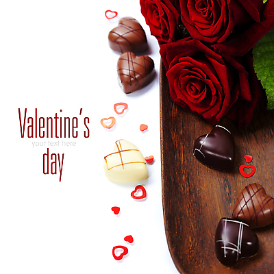 포토 JPG 해외이미지 실내 발렌타인데이 사랑 사람없음 장미 초콜릿 하트 오브젝트 흰배경 나무쟁반 해외202004 해외포토 모양 꽃 감정 백그라운드 데이이벤트 디저트 쟁반 내부 목재 흰색 파일형식