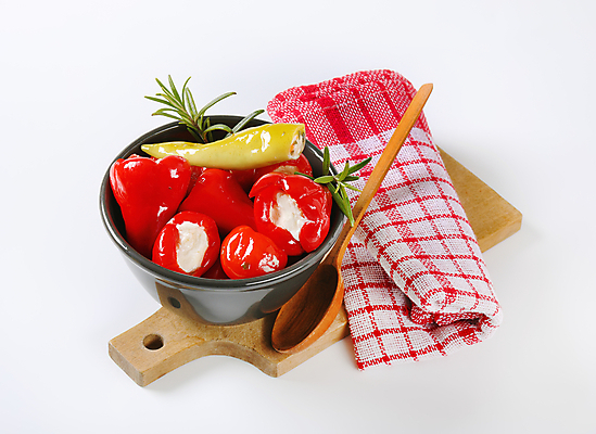 포토 JPG 해외이미지 스튜디오촬영 음식 채소 피망 치즈 사람없음 빨간색 식사 사발 애피타이저 작음 가득함 흰배경 폭식 크림치즈 타파스 페타치즈 리코타치즈 해외202004 해외202105 해외포토 컬러 유제품 실내 흰색 사기그릇 크기 파일형식 그릇 내부 식기