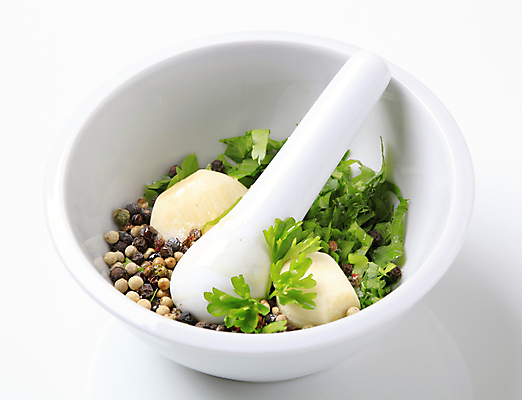 포토 JPG 해외이미지 스튜디오촬영 음식 파슬리 마늘 씨앗 사람없음 손상 흰색 신선 양념 사발 머스터드 허브 향신료 날것 그라인더 성분 막자 백자 음식준비 페스토 해외202004 해외202105 해외포토 식물 컬러 컨셉 채소 실내 도자기 사기그릇 소스_음식 준비 커피용품 향미료 파일형식