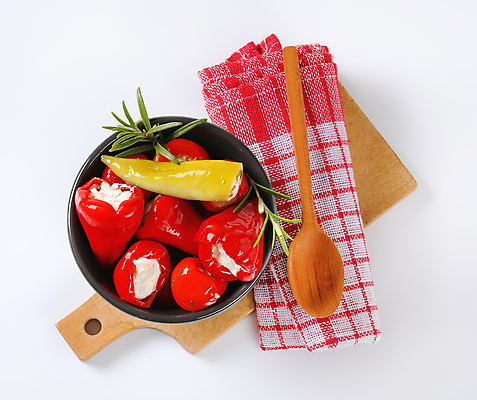 포토 JPG 해외이미지 스튜디오촬영 음식 채소 피망 치즈 사람없음 빨간색 식사 사발 애피타이저 작음 가득함 흰배경 머리위 폭식 크림치즈 타파스 페타치즈 리코타치즈 해외202004 해외202105 해외포토 컬러 백그라운드 유제품 실내 흰색 사기그릇 크기 파일형식