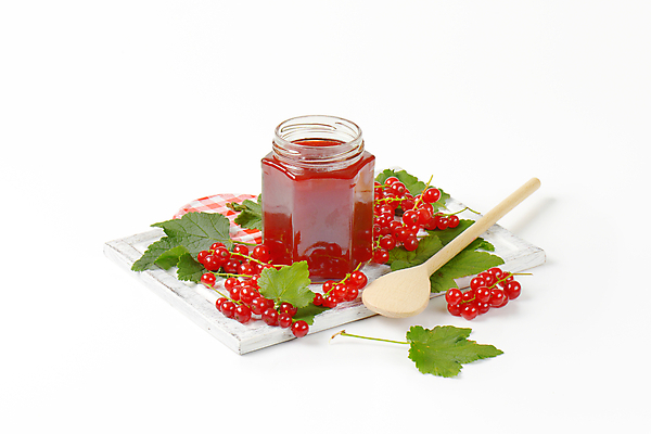 포토 JPG 해외이미지 스튜디오촬영 잎 유리병 실내 사람없음 흰배경 나무숟가락 과일잼 과일젤리 나무도마 레드커런트 해외202004 해외202105 해외포토 식물 열매 백그라운드 병_용기 도마 내부 목재 숟가락 흰색 잼 젤리 파일형식