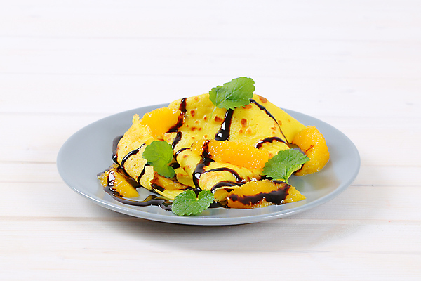 포토 JPG 해외이미지 접시 오렌지 실내 사람없음 달콤 민트 흰배경 초코시럽 크레이프 해외202004 해외202105 해외포토 식기 백그라운드 과일 디저트 내부 초콜릿 흰색 맛 허브 시럽 파일형식