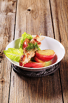 포토 JPG 해외이미지 접시 음식 과일 건강 육류 요리 사람없음 목재 치킨 꼬치 그릴 사과 상추 굽기 점심식사 케밥 앙트레 해외202004 해외202105 해외포토 나무 식기 채소 식재료 재료 주방용품 식사 구이 닭고기요리 파일형식