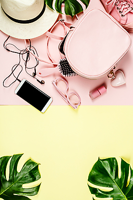포토 JPG 해외이미지 이어폰 실내 사람없음 스마트폰 유행 핸드백 머리빗 노란배경 열대잎 틴트 파스텔톤 분홍색배경 해외202004 해외포토 분홍색 컬러 음향기기 백그라운드 잎 가방 내부 핸드폰 스마트기기 노란색 화장품 미용용품 파일형식