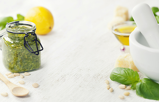 포토 JPG 해외이미지 유리병 실내 사람없음 아웃포커스 이탈리아음식 레몬 흰배경 잣 바질 막자사발 나무숟가락 홈메이드 페스토 해외202004 해외포토 백그라운드 과일 병_용기 서양음식 촬영기법 내부 숟가락 견과류 흰색 사발 소스_음식 만들기 파일형식