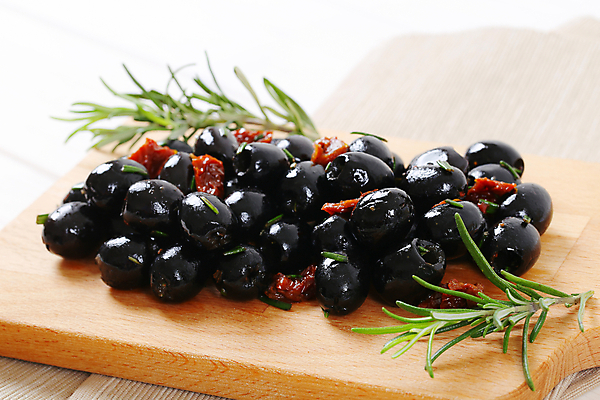 포토 JPG 해외이미지 스튜디오촬영 실내 사람없음 식탁보 흰배경 올리브 로즈메리 나무도마 올리브절임 해외202004 해외202105 해외포토 열매 백그라운드 도마 내부 목재 흰색 허브 절임 파일형식