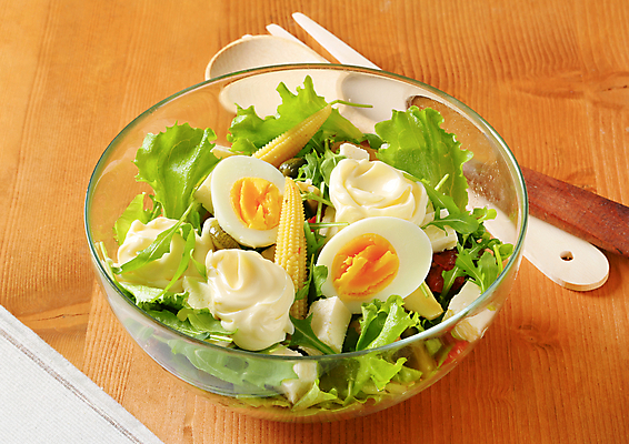 포토 JPG 해외이미지 스튜디오촬영 접시 음식 포크 채소 반찬 치즈 사람없음 목재 계란 숟가락 샐러드 신선 사발 상추 유기농 피클 마요네즈 채식주의자 페타치즈 해외202004 해외202105 해외포토 나무 식기 웰빙 재료 유제품 수저 실내 알 사기그릇 소스_음식 채식 절임 파일형식