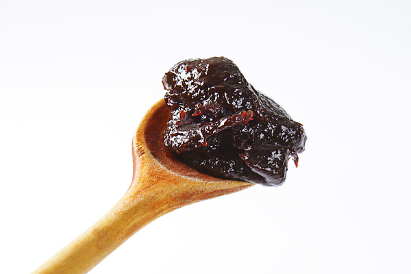 포토 JPG 해외이미지 스튜디오촬영 실내 사람없음 흰배경 자두 나무숟가락 과일잼 해외202004 해외202105 해외포토 백그라운드 과일 내부 숟가락 흰색 잼 파일형식