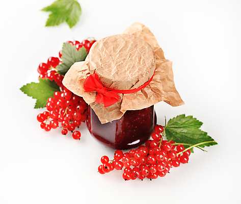 포토 JPG 해외이미지 스튜디오촬영 리본 유리병 실내 사람없음 흰배경 과일잼 레드커런트 해외202004 해외202105 해외포토 열매 백그라운드 병_용기 내부 흰색 잼 파일형식