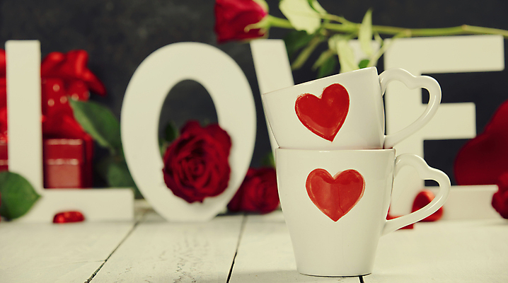 포토 JPG 해외이미지 영어 실내 발렌타인데이 사랑 타이포그라피 사람없음 단어 장미 머그컵 하트 오브젝트 해외202004 해외포토 모양 문자 꽃 감정 데이이벤트 내부 컵 파일형식