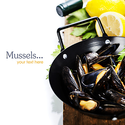 포토 JPG 해외이미지 사람없음 냄비 레몬 흰배경 담기 홍합 나무도마 해외202004 해외포토 백그라운드 과일 모션 어패류 도마 목재 흰색 솥 파일형식