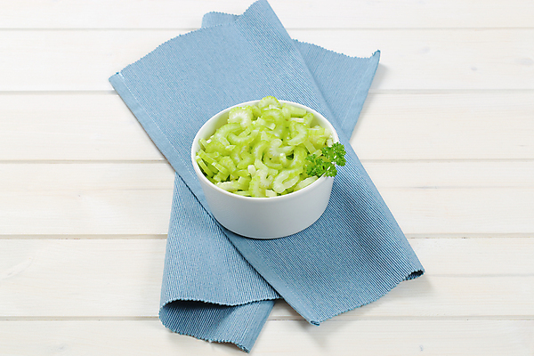 포토 JPG 해외이미지 스튜디오촬영 음식 줄기 채소 재료 건강 사람없음 초록색 파란색 흰색 신선 사발 자르기 가득함 받침대 유기농 날것 슬라이스 숙성 접기 채식주의자 개조 나무배경 해외202004 해외202105 해외포토 식물 웰빙 컬러 백그라운드 모션 실내 사기그릇 채식 파일형식