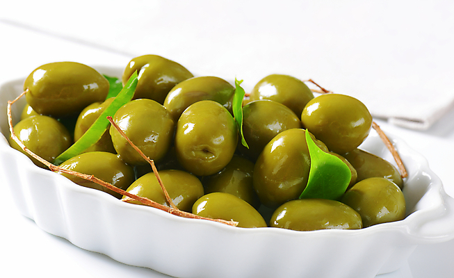 포토 JPG 해외이미지 그릇 실내 근접촬영 사람없음 흰배경 올리브 담기 올리브절임 해외202004 해외202105 해외포토 식기 열매 뷰포인트 백그라운드 모션 내부 흰색 절임 파일형식