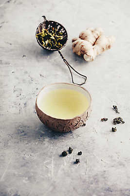 포토 JPG 해외이미지 실내 사람없음 찻잔 흰배경 생강 찻잎 생강차 해외202004 차거름망 해외포토 백그라운드 채소 잔 내부 차_음료 흰색 파일형식