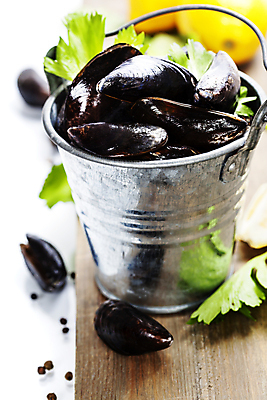 포토 JPG 해외이미지 사람없음 아웃포커스 레몬 양동이 흰배경 담기 홍합 나무도마 해외202004 해외포토 백그라운드 과일 모션 어패류 도마 촬영기법 목재 흰색 파일형식