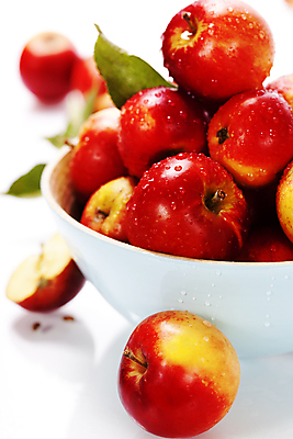 포토 JPG 해외이미지 그릇 실내 사람없음 아웃포커스 물방울 신선 사과 흰배경 담기 해외202004 해외포토 식기 백그라운드 과일 모션 촬영기법 내부 흰색 파일형식