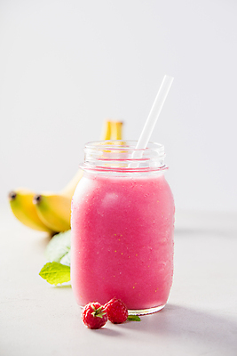 포토 JPG 해외이미지 과일 유리병 바나나 건강 빨대 사람없음 주스 채식 다이어트음식 스무디 저칼로리식단 해외202004 해외포토 음료 다이어트 병_용기 식단 저칼로리 파일형식