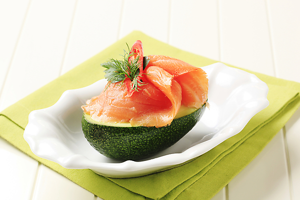 포토 JPG 해외이미지 음식 조각 과일 건강 어류 사람없음 장식 초록색 흰색 신선 사발 냅킨 반쪽 연어 아보카도 훈제 백자 얇은 타파스 해외202004 해외202105 해외포토 컬러 수중동물 도자기 사기그릇 애피타이저 파일형식