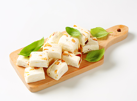 포토 JPG 해외이미지 스튜디오촬영 잎 사람없음 과자 견과류 달콤 큐브 흰배경 나무도마 해외202004 해외202105 해외포토 식물 백그라운드 디저트 도마 실내 목재 흰색 맛 파일형식