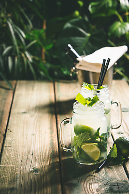 포토 JPG 해외이미지 잎 유리병 빨대 사람없음 민트 라임 나무탁자 모히토 카피스페이스 해외202004 해외포토 식물 과일 탁자 병_용기 공백 칵테일 허브 파일형식