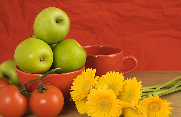 포토 JPG 해외이미지 그릇 토마토 실내 사람없음 컵 쌓기 신선 사과 청사과 거베라 빨간배경 해외202004 해외포토 식기 꽃 백그라운드 채소 과일 모션 내부 빨간색 파일형식