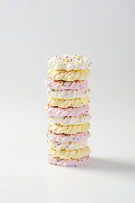 포토 JPG 해외이미지 스튜디오촬영 음식 분홍색 사람없음 장식 컬러풀 노란색 쌓기 쿠키 과자 달콤 굽기 뿌리기 토핑 머랭 해외202004 해외202105 머랭쿠키 해외포토 컬러 모션 디저트 실내 맛 구이 파일형식