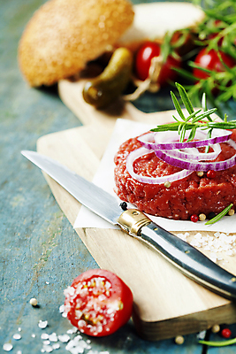 포토 JPG 해외이미지 방울토마토 실내 사람없음 햄버거 나이프 소금 패티 로즈메리 나무도마 나무탁자 적양파 햄버거빵 종이호일 해외202004 해외포토 식기 빵 토마토 탁자 양파 도마 패스트푸드 내부 목재 칼 허브 파일형식