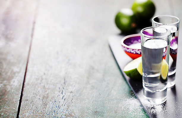 포토 JPG 해외이미지 음료 사람없음 아웃포커스 컵 물 나무바닥 라임 해외202004 해외포토 자연요소 식기 과일 바닥 촬영기법 파일형식