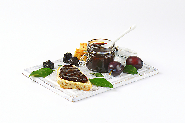 포토 JPG 해외이미지 스튜디오촬영 잎 유리병 실내 사람없음 숟가락 바게트 흰배경 과일잼 나무도마 서양자두 해외202004 해외202105 해외포토 식물 빵 백그라운드 병_용기 도마 수저 내부 목재 흰색 잼 파일형식