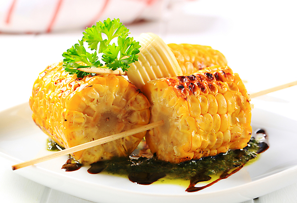 포토 JPG 해외이미지 접시 실내 옥수수 요리 사람없음 아웃포커스 꼬치 흰배경 버터 옥수수구이 페스토 해외202004 해외202105 해외포토 식기 백그라운드 곡류 촬영기법 내부 흰색 소스_음식 구이 파일형식