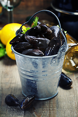 포토 JPG 해외이미지 사람없음 레몬 양동이 담기 홍합 해외202004 해외포토 과일 모션 어패류 파일형식