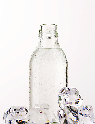 포토 JPG 해외이미지 유리병 실내 사람없음 물 얼음 차가움 시원함 물병 흰배경 해외202004 해외202105 해외포토 자연요소 백그라운드 병_용기 내부 흰색 물통 파일형식