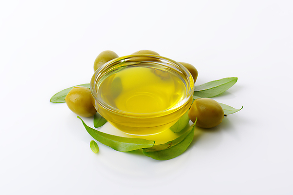 포토 JPG 해외이미지 스튜디오촬영 실내 사람없음 올리브오일 흰배경 올리브 유리그릇 올리브잎 올리브절임 해외202004 해외202105 해외포토 그릇 열매 백그라운드 잎 유리 내부 흰색 기름_음식 절임 파일형식