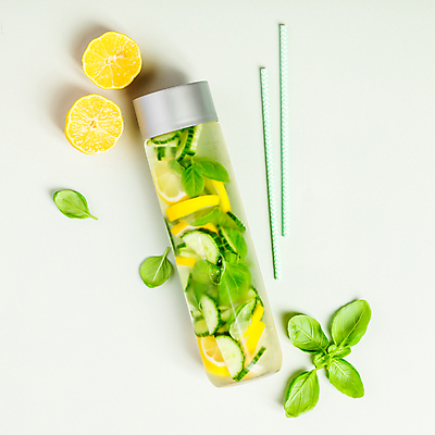 포토 JPG 해외이미지 회색배경 오이 실내 빨대 사람없음 레몬 물병 바질 디톡스 해외202004 해외포토 백그라운드 채소 과일 건강 내부 회색 물통 파일형식