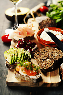 포토 JPG 해외이미지 빵 채소 치즈 실내 샌드위치 건강 사람없음 아웃포커스 카나페 햄 날것 토스트 연어 아보카도 연어요리 연어회 해외202004 해외포토 음식 과일 유제품 서양음식 촬영기법 육류 어류 내부 생선회 파일형식