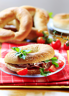 포토 JPG 해외이미지 접시 음식 빵 조각 토마토 샌드위치 육류 사람없음 빨간색 아침식사 확인 냅킨 햄 롤 베이컨 베이글 점심식사 얇은 프로슈토 해외202004 해외202105 해외포토 식기 컬러 채소 식재료 돼지고기 식사 파일형식