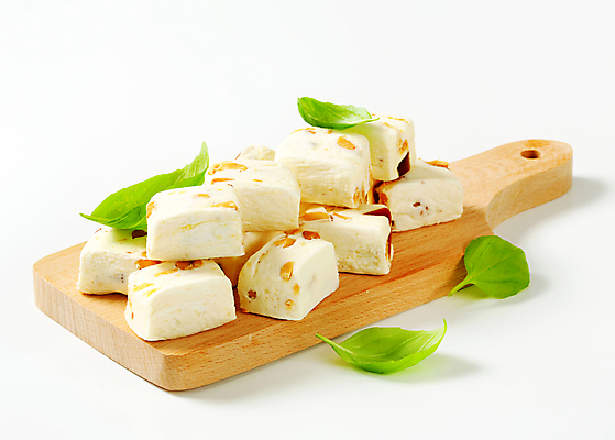 포토 JPG 해외이미지 스튜디오촬영 잎 사람없음 과자 견과류 달콤 큐브 흰배경 나무도마 해외202004 해외202105 해외포토 식물 백그라운드 디저트 도마 실내 목재 흰색 맛 파일형식