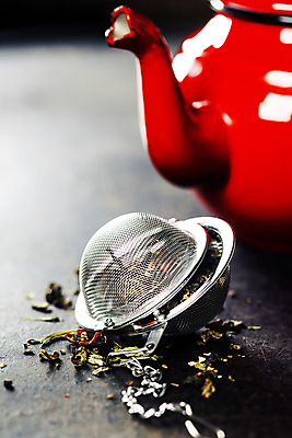 포토 JPG 해외이미지 검은배경 실내 사람없음 다기 찻주전자 찻잎 해외202004 차거름망 해외포토 백그라운드 주전자 내부 차_음료 검은색 다도 파일형식