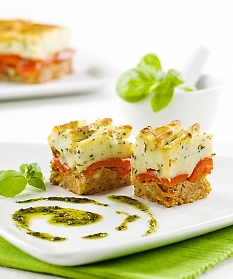 포토 JPG 해외이미지 음식 육류 돼지고기 사람없음 빨간색 식사 맛 굽기 후추 바질 그라탱 다진 땅바닥 막자 캐서롤 페스토 해외202004 해외202105 해외포토 컬러 컨셉 식재료 바닥 서양음식 용기_그릇 소스_음식 구이 향신료 파일형식