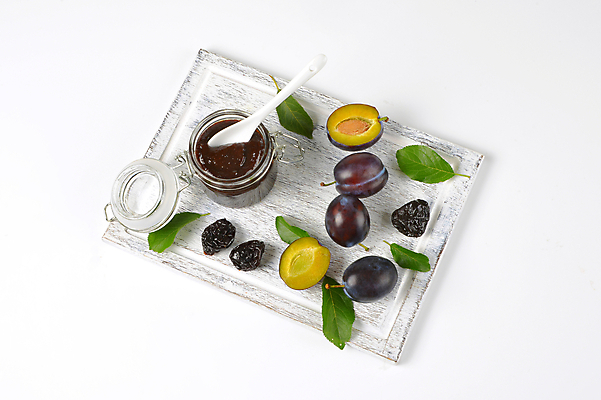 포토 JPG 해외이미지 스튜디오촬영 잎 유리병 실내 사람없음 숟가락 흰배경 과일잼 나무도마 서양자두 해외202004 해외202105 해외포토 식물 백그라운드 병_용기 도마 수저 내부 목재 흰색 잼 파일형식